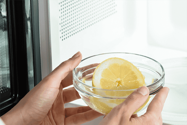 Lemon water para sa paglilinis ng microwave