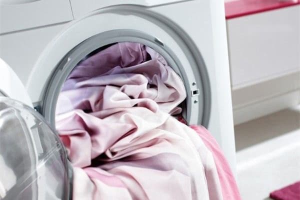 Lavar cortinas en una lavadora.