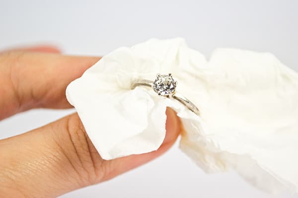 Limpiar un anillo de diamantes de oro blanco