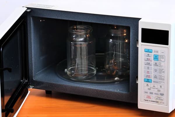 Esterilización en seco de frascos en el microondas.