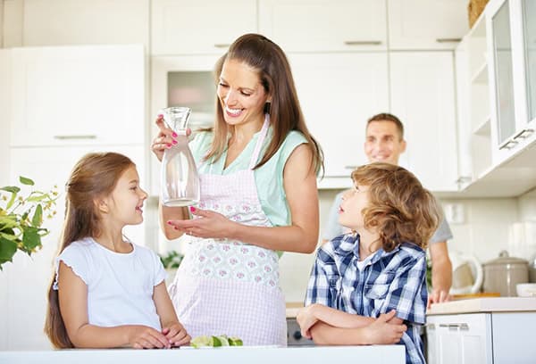Perekond joob puhast vett