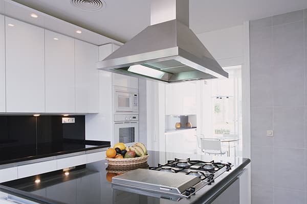 Malaking ceiling hood sa ibabaw ng kitchen island