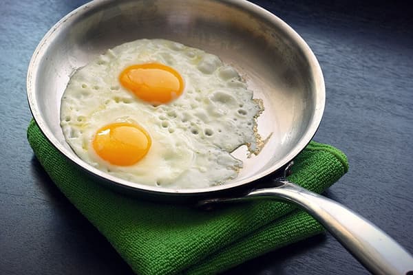 Huevos revueltos en una sartén de aluminio