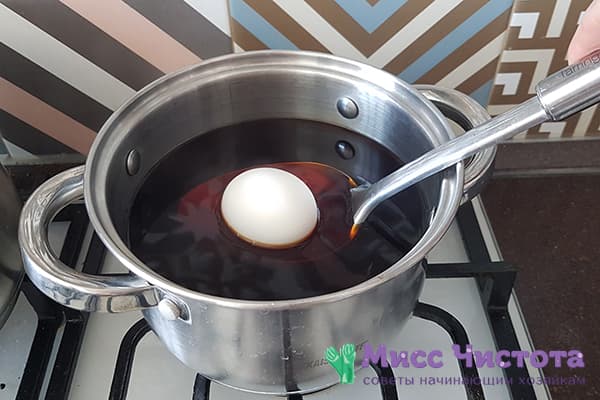 Colorear huevos con decocción de piel de cebolla.