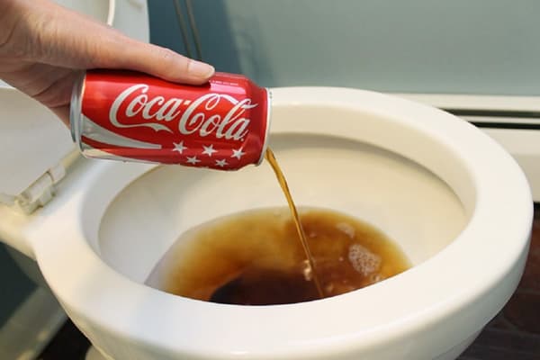 Limpiar el baño con Coca-Cola