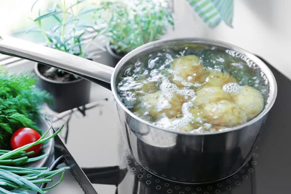 Hervir patatas en agua con salmuera.