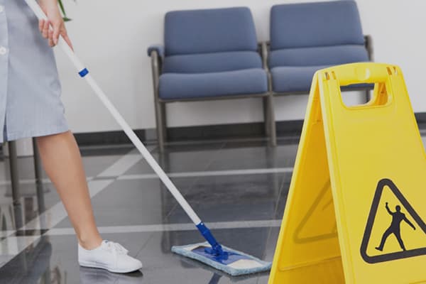 Limpiar el piso en una institución pública.