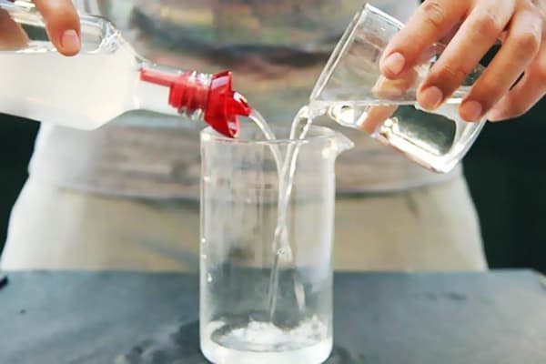 Preparing a vinegar solution