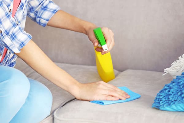 Cleaning a sofa with vinegar