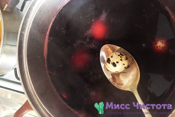 Colorear huevos con té de hibisco