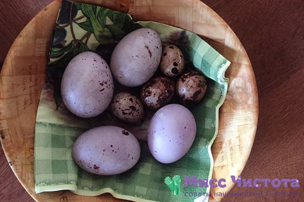 Huevos coloreados con té de hibisco.
