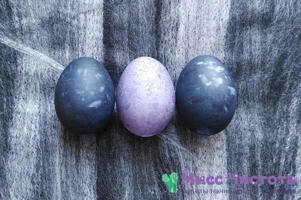 Huevos teñidos con té de hibisco de diferentes colores.