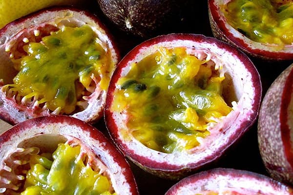 Gupitin ang passion fruit