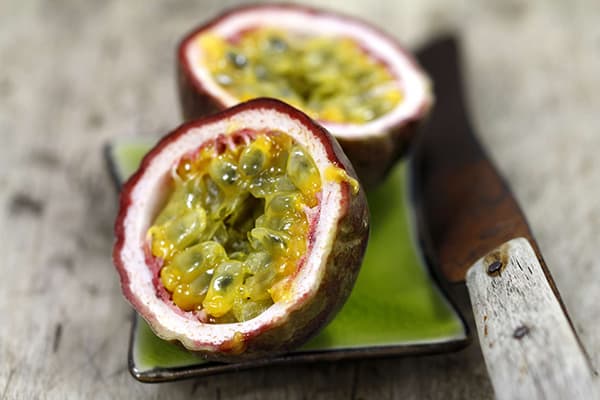 Gupitin ang passion fruit