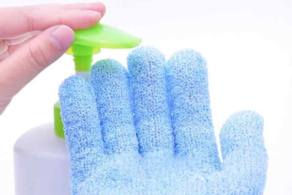 Aplicar jabón a un guante de lavado
