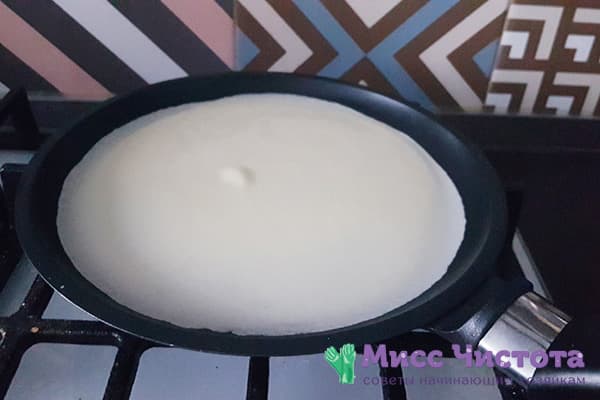 Bột bánh pancake mỏng trong chảo rán