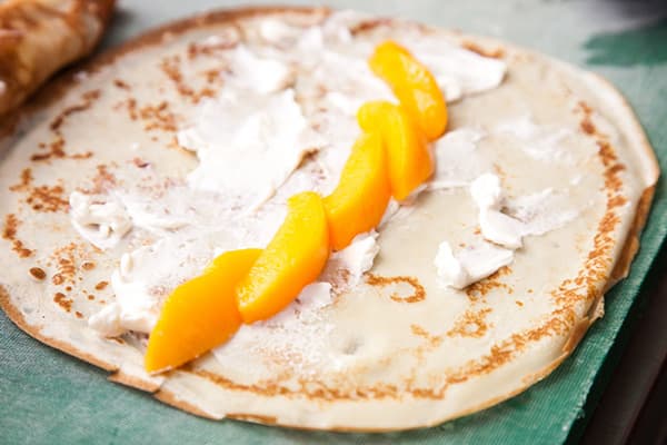 Fersken- og cottage cheese fyll til pannekake