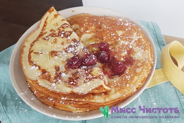 Pancakes with milk and apple sauce