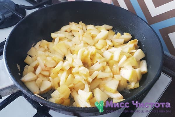 Pomes amb mantega en una paella