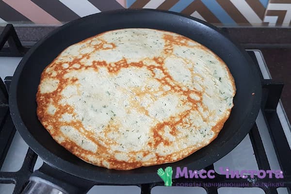 Panqueca com queijo e ervas em uma frigideira