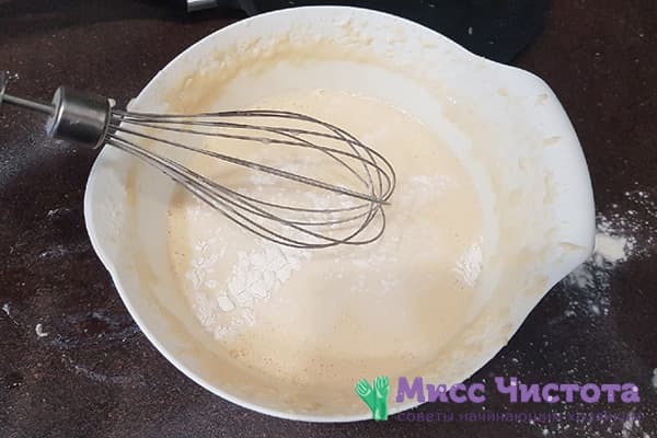 Thêm bột nở vào bột bánh pancake