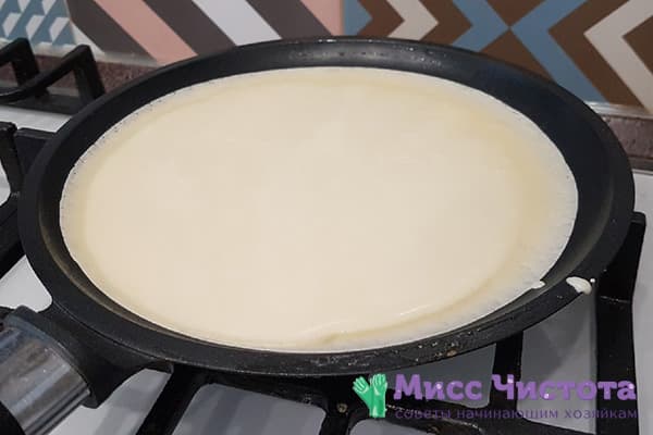 Pancake dough sa isang kawali