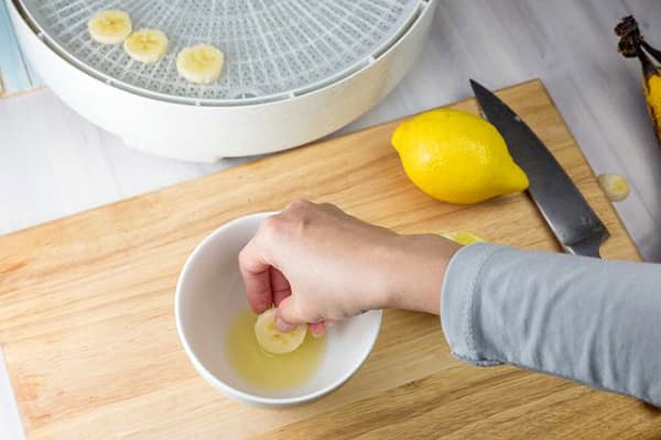 Treating bananas with lemon juice