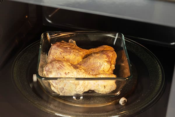 Pagluluto ng mga binti ng manok sa microwave oven