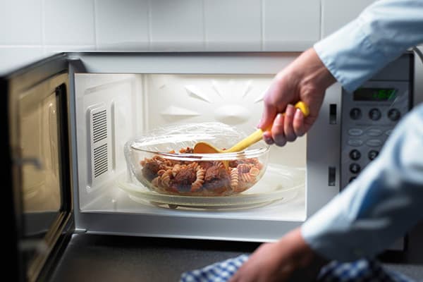 Ζέσταμα φαγητού στο φούρνο μικροκυμάτων