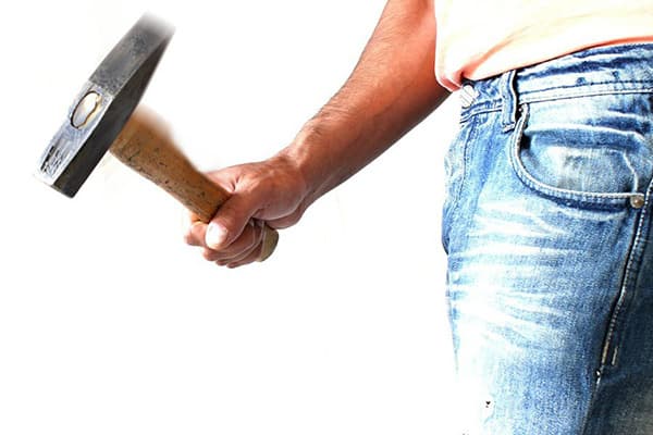 Hombre sujetando un martillo