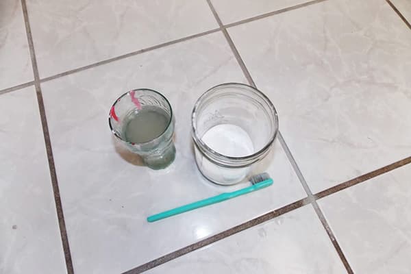 Soda solution for cleaning tiles