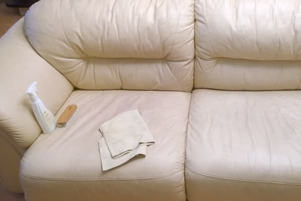 Limpiar un sofá de polipiel claro