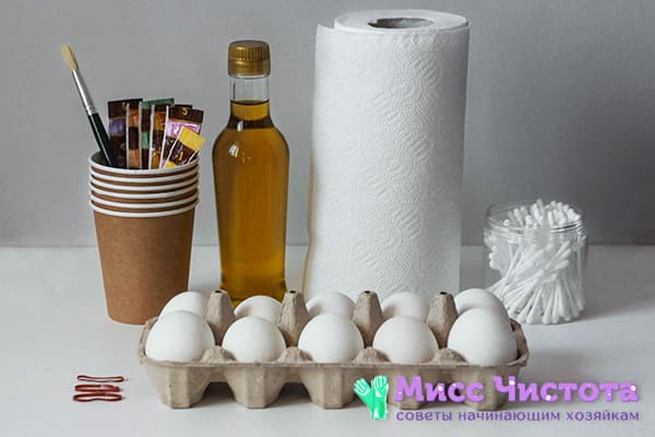 Todo lo que necesitas para teñir huevos con servilletas y colorante alimentario