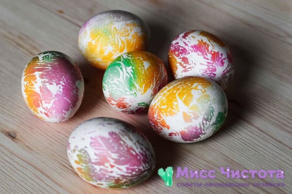 Huevos de Pascua coloreados con servilletas y colorante alimentario.