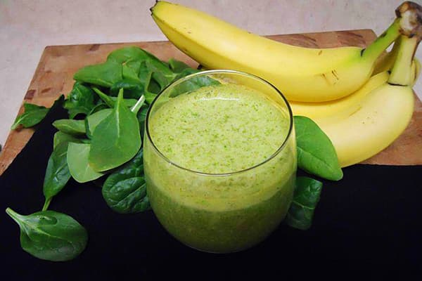 Obst- und Gemüse-Smoothie mit Spinat und Banane