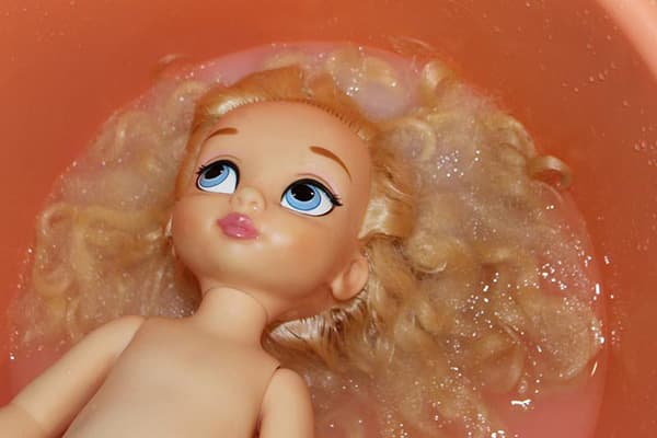 Lavar el pelo de muñeca con suavizante