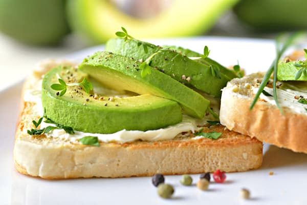 Toast med avocado og blød ost