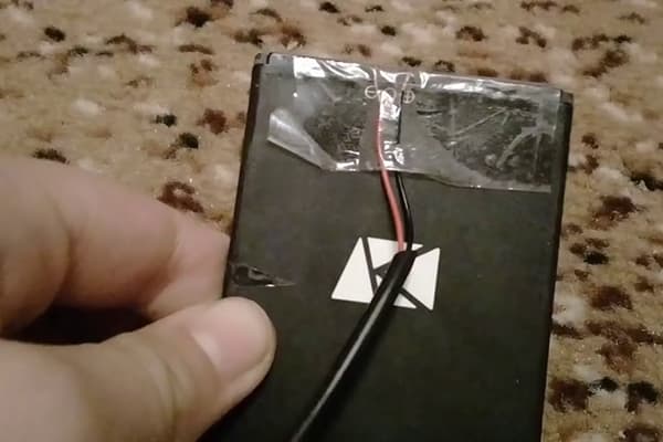 Charger un téléphone avec un fil à deux fils dénudé