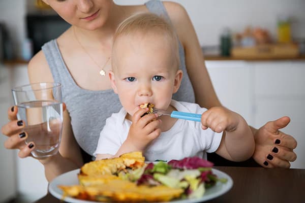 Alimentar a un bebé con tu propio plato