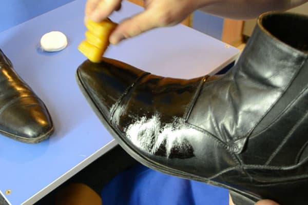 Lubricar zapatos con aceite de ricino