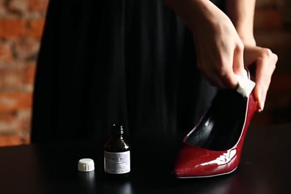 Tratar zapatos con aceite de ricino