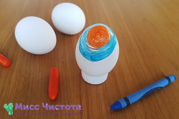 Colorear huevos con crayones de cera.