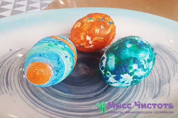 Huevos pintados con crayones de cera.