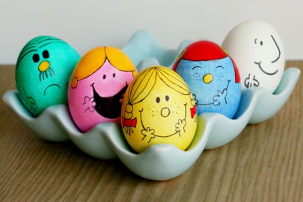 Huevos pintados con rotulador.