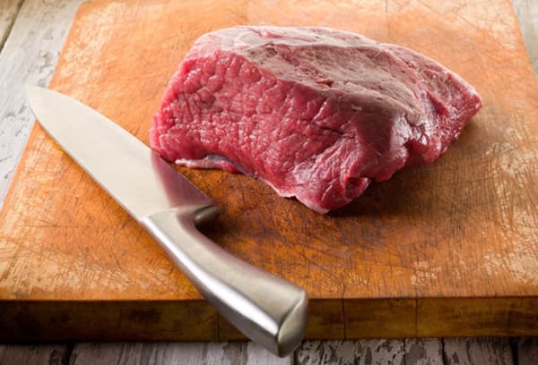 Carne en una tabla de cortar