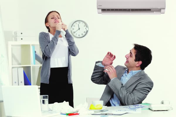 Un employé a le nez qui coule au bureau