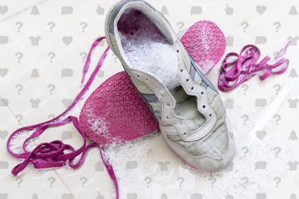 Lavar zapatillas con cordones y plantilla rosa.