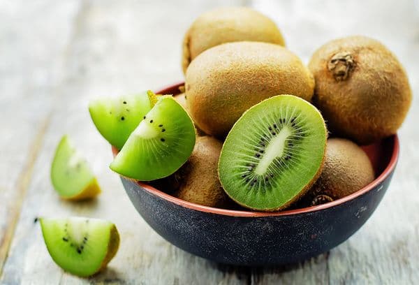 Skål med kiwi