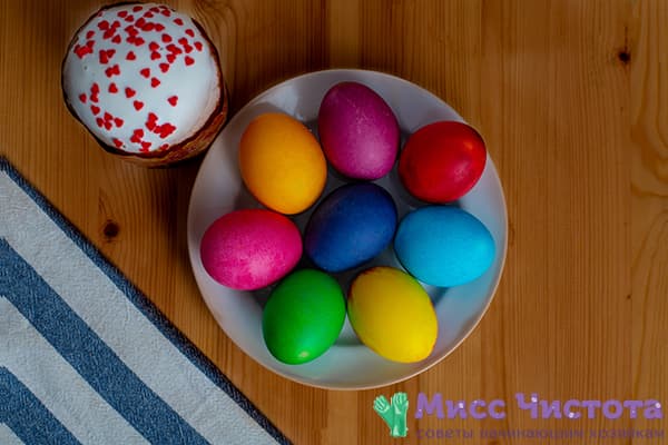 Huevos de Pascua coloreados con colorante alimentario.
