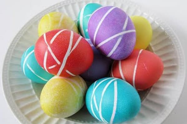 Huevos coloreados con gomas.